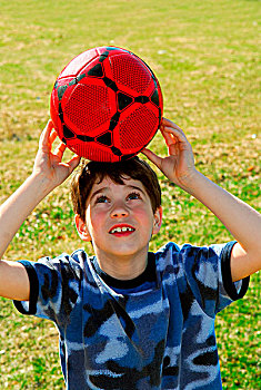 孩子,可爱,高兴,男孩,平衡性,红色,足球,头部,户外