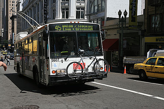 美国,加州,旧金山,市区公交车前放着乘客的自行车