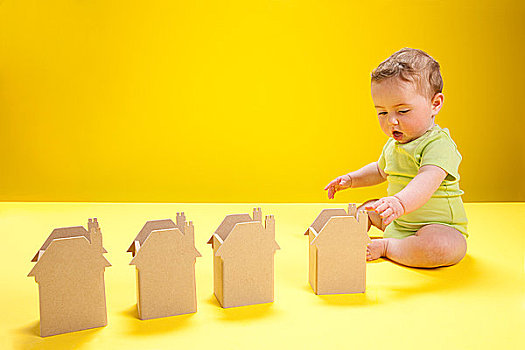 男婴,玩,纸板,房子