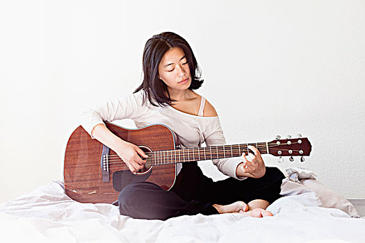 美女,弹吉他,坐,床,在家