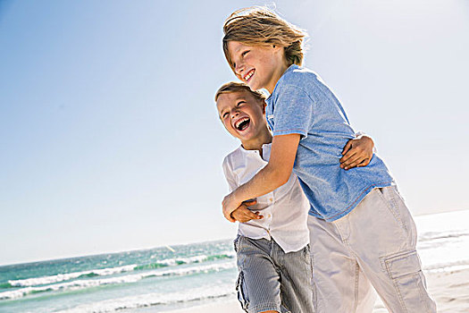 兄弟,海滩,搂抱,看别处,微笑