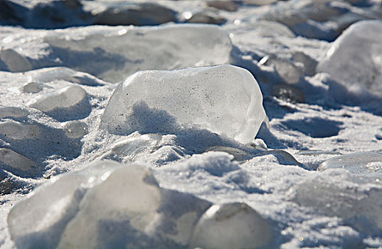 雪地上晶莹剔透的冰块