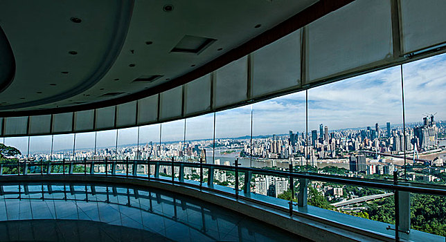 2021年重庆市南岸区南山一棵树观景阁大厅眺望重庆渝中区