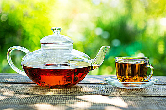 茶杯,茶壶,木桌子