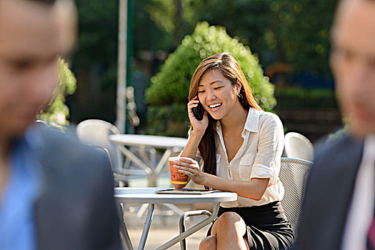 职业女性,手机,街边咖啡厅