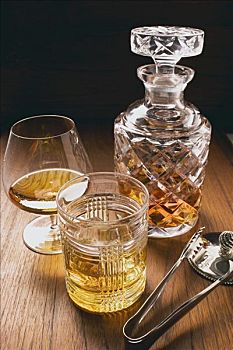 干邑白兰地,威士忌酒,玻璃杯,玻璃瓶,旁侧