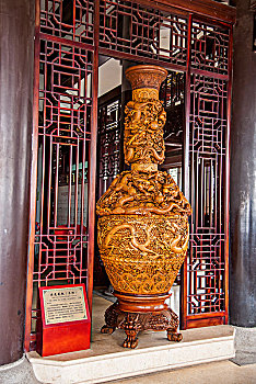 山东省威海市刘公岛博览园木雕作品------云龙花瓶