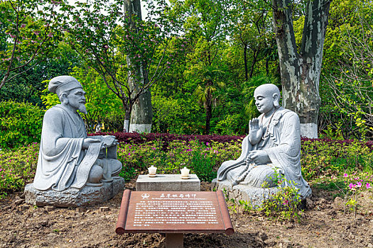 中国江苏省镇江金山寺景区苏东坡与佛印塑像