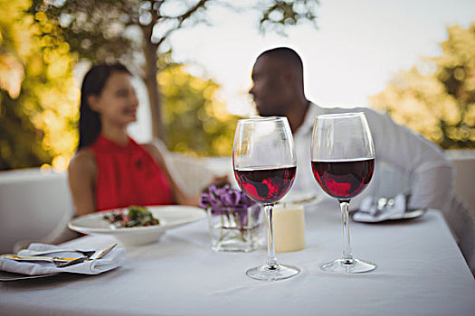 两个,玻璃杯,红酒,情侣,背景,餐馆