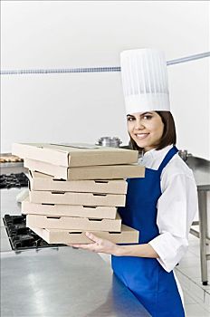 女性,厨师,拿着,一堆,比萨盒,微笑