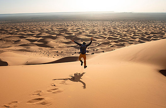 男青年,走,沙丘,风景,却比沙丘,梅如卡,撒哈拉沙漠,摩洛哥,非洲