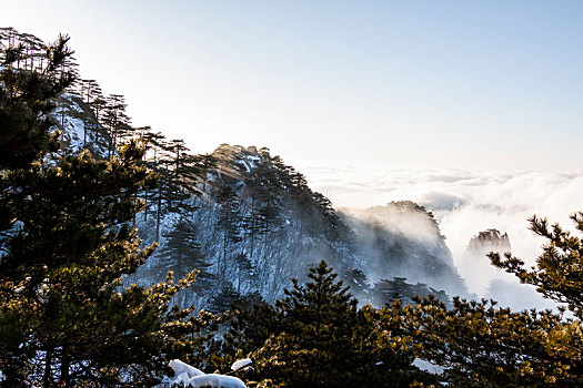 中国安徽黄山风景区,冬日雪后奇峰怪石林立,云雾飘渺宛若仙境