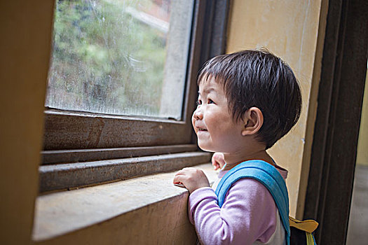 仰望窗外的小女孩
