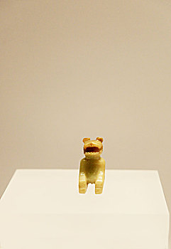 河南省博物院馆藏的玉虎形跽坐人