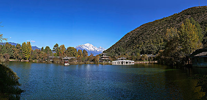 丽江黑龙潭公园全景,玉龙雪山