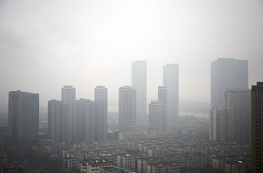 山东省日照市,一场秋雨带来阵阵寒意,气象部门提醒寒潮即将侵袭