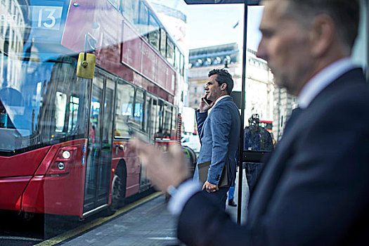 商务人士,等待,公交车站,智能手机,伦敦,英国