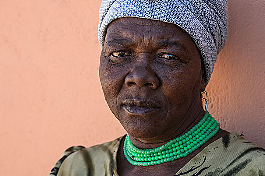 纳米比亚女性,戴着,围巾,绿色,项链,头像,达马拉兰,纳米比亚,非洲
