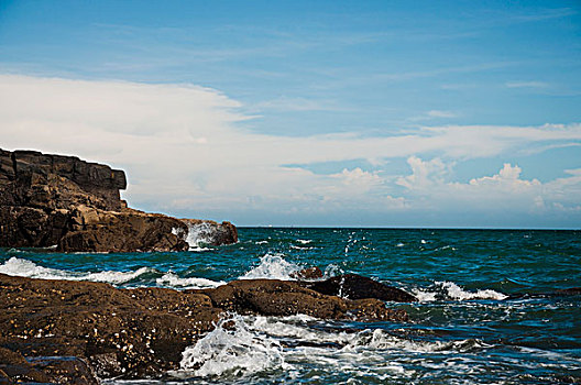 海浪与礁石