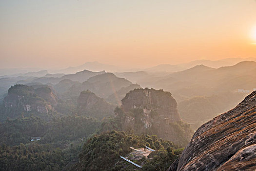 山,丹霞,太阳,蓝天,大气,山脉,驴友,旅行,地质公园,丹霞地貌,灌木,树,草,水潭,素材,平面设计