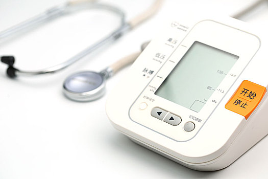 电子血压计和听诊器放在白色背景上
