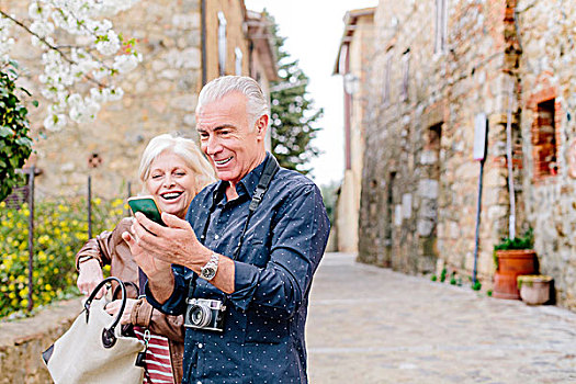 游客,情侣,看,智能手机,鹅卵石,街道,锡耶纳,托斯卡纳,意大利
