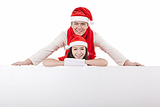 穿圣诞装的青年情侣和巨大的白板