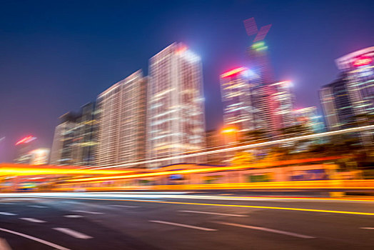 模糊的城市背景和车流光影轨迹夜景