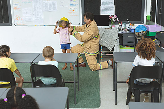 消防员,跪着,教育,女生,火灾,安全