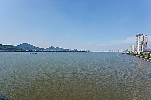 从钱塘江大桥看钱塘江两岸