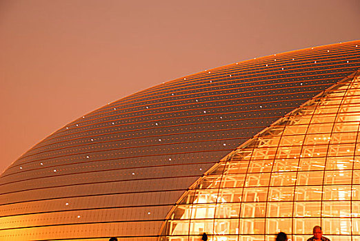 灯火阑珊的中国国家大剧院