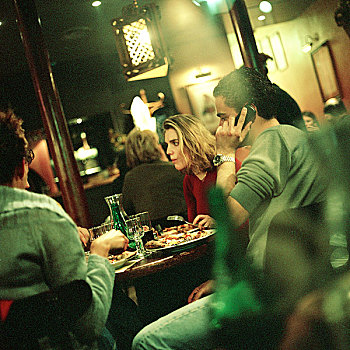 群体,年轻人,吃饭,桌子,餐馆,一个,男人,手机