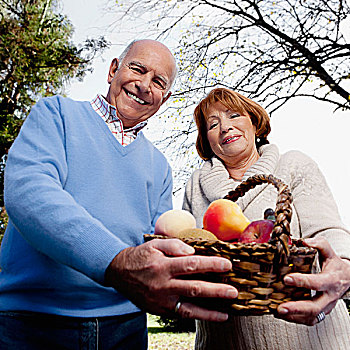 伴侣,拿着,篮子,水果,公园