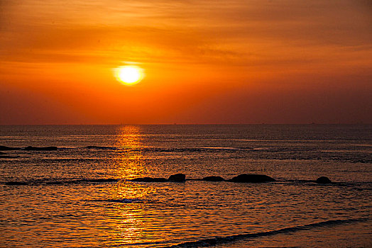 山东日照灯塔风景区观石广场清晨的海滩礁石
