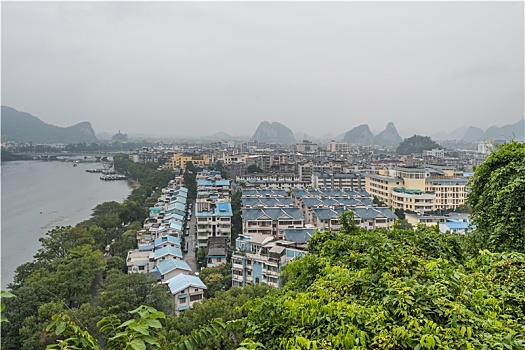 桂林秋季雨中城市建筑运河树林