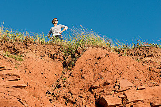 女人,站立,上面,悬崖,绿色,山墙,爱德华王子岛,加拿大