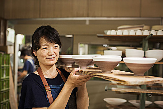 女人,站立,日本人,瓷器,工作间,长,木质,托盘,碗