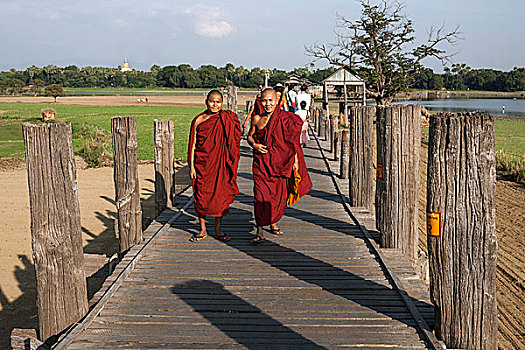 两个,和尚,走,乌本桥,阿马拉布拉,分开,曼德勒,缅甸,亚洲
