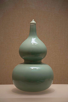豆青釉带盖葫芦瓶