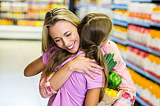 微笑,母女,杂货袋,搂抱,超市