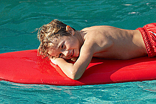 小男孩,躺着,冲浪板,水上