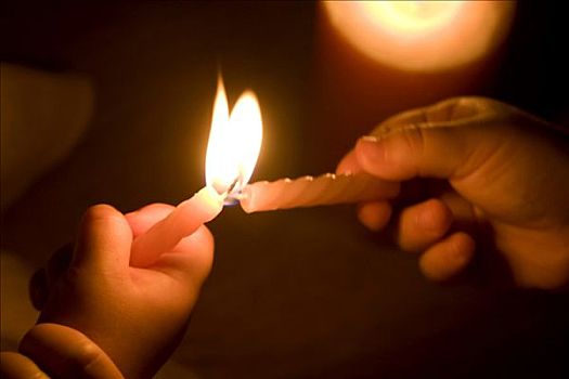 浴盐老式,枝状大烛台,红色背景很多燃烧的蜡烛很多燃烧的蜡烛燃烧