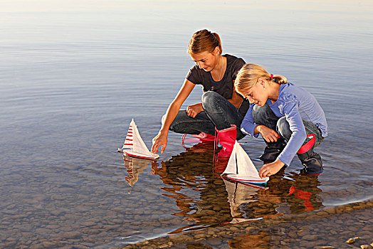 两个女孩,漂浮,玩具,船,水上