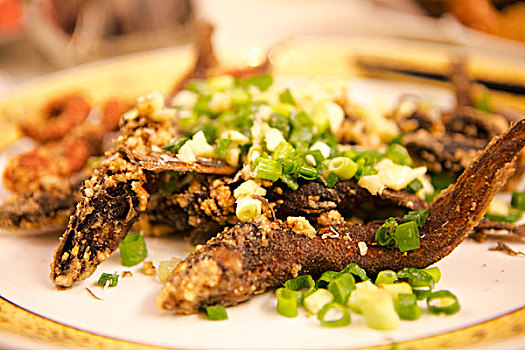 台湾着名的海鲜餐厅,香脆的炸炸小雪鱼,是一种非常美味的台湾菜,酥脆可口