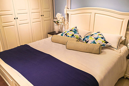 无人的现代卧室,舒适的床