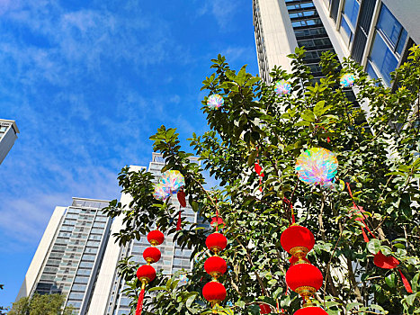 广东省广州市,蓝天白云映衬下的花园式小区