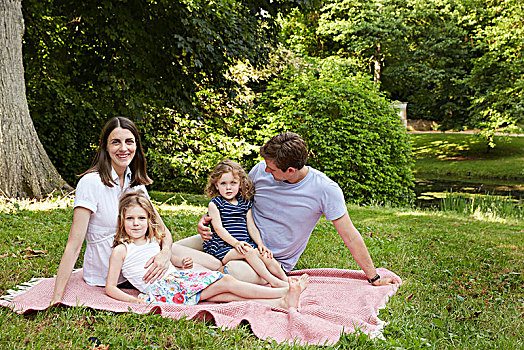 头像,中年,父母,两个,女儿,野餐毯,公园