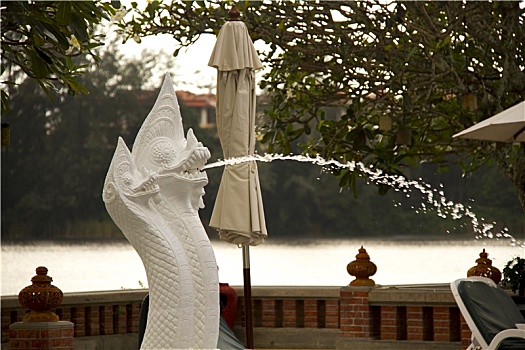 泰国普吉岛渡假饭店水池边龙头造型的喷泉