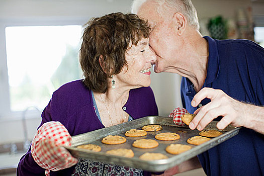 老年,夫妻,吻,家,烘制,饼干