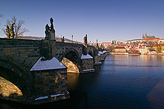 查理大桥,伏尔塔瓦河,布拉格,捷克共和国,雪地